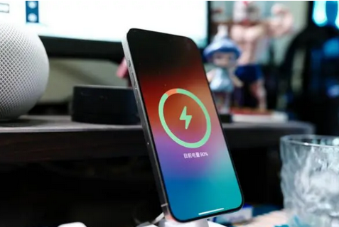 会泽苹果15换屏服务分享用什么充电器给iPhone15充电更好 